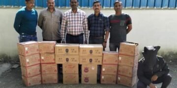 हिंगणघाट तालुक्यात कडाजना येताल अवैध दारू तस्करावर पोलिसांची कारवाई, दारूसह आरोपी ताब्यात.