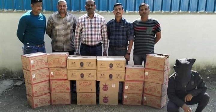 हिंगणघाट तालुक्यात कडाजना येताल अवैध दारू तस्करावर पोलिसांची कारवाई, दारूसह आरोपी ताब्यात.