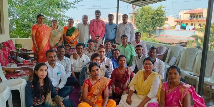 25 वर्षानंतर विद्यार्थी एकवटले वानाडोंगरी येथील महात्मा गांधी शाळेत घेतला कार्यक्रम.