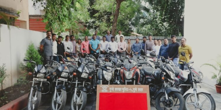 हडपसर परिसरात वाहन चोरी करणा-यास अटक करून त्याचेकडुन एकुण २० मोटर सायकली केल्या जप्त.