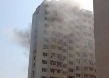 पुणे येथील कोथरुड येथील आलिशान इमारतीला गॅस सिलेंडरचा स्फोटामुळे भीषण आग.
