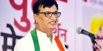 राज्यातील गायरान जमिनींवरील आक्रमणे काढण्याबाबत उच्च न्यायालयाने निर्णय; राज्य शासनाने सर्वोच्च न्यायालयात याचिका दाखल करावी.