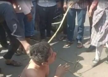 नाशिक शाळकरी मुलींची छेड करणाऱ्या टवाळखोरांला मुलींच्या पालकांनी कपडे फाटत पर्यंत धो धो धुतलं.