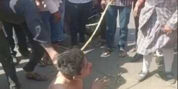 नाशिक शाळकरी मुलींची छेड करणाऱ्या टवाळखोरांला मुलींच्या पालकांनी कपडे फाटत पर्यंत धो धो धुतलं.