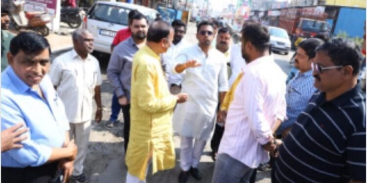 जुना मोंढा रस्त्याचे काम सुरू होणार ! डॉ योगेश क्षीरसागर यांच्या उपस्थितीत खड्डे बुजविण्यास सुरवात.