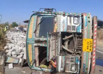 संगमनेर तालुक्यात चालकाचे ट्रकवरील नियंत्रण सुटल्याने ट्रक महामार्गावर उलटला चालक गंभीर जखमी.