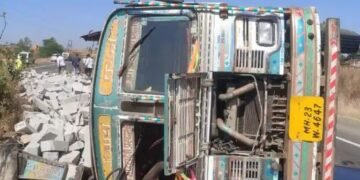 संगमनेर तालुक्यात चालकाचे ट्रकवरील नियंत्रण सुटल्याने ट्रक महामार्गावर उलटला चालक गंभीर जखमी.
