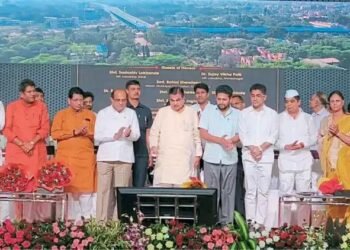 नगरमधील पहिल्या आणि ३३१ कोटी रुपये खर्चाच्या चौपदरी उड्डाणपुलाचे केंद्रीय रस्तेवाहतूक मंत्री नितीन  गडकरी यांच्या हस्ते लोकार्पण.