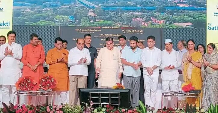 नगरमधील पहिल्या आणि ३३१ कोटी रुपये खर्चाच्या चौपदरी उड्डाणपुलाचे केंद्रीय रस्तेवाहतूक मंत्री नितीन  गडकरी यांच्या हस्ते लोकार्पण.