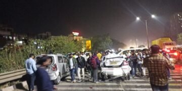 पुणे येथील नवले ब्रिजवर भीषण अपघात, अनेक वाहनं एकमेकांवर आदळली, अनेक नागरिक जखमी.