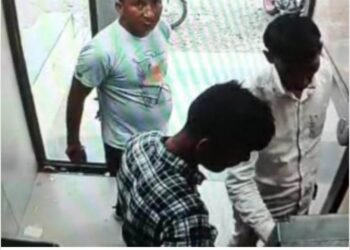 भामट्याच्या हातात एटीएम देणे एकाला महागात पडले, संपूर्ण अकाऊंट साफ झाले. दोन भामटे सिसिटिव्हीत कैद.