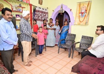 माजी पालकमंत्री अब्रीशराव आत्राम यांनी आलापल्ली येतील नरेश बोंम्मावार यांच्या घरी दिली सांत्वना भेंट.