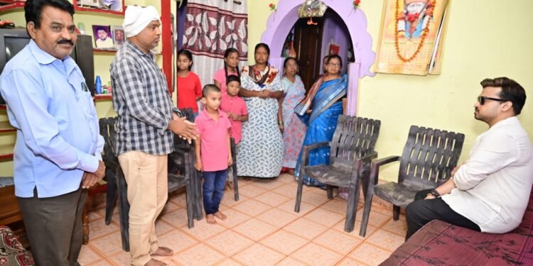 माजी पालकमंत्री अब्रीशराव आत्राम यांनी आलापल्ली येतील नरेश बोंम्मावार यांच्या घरी दिली सांत्वना भेंट.