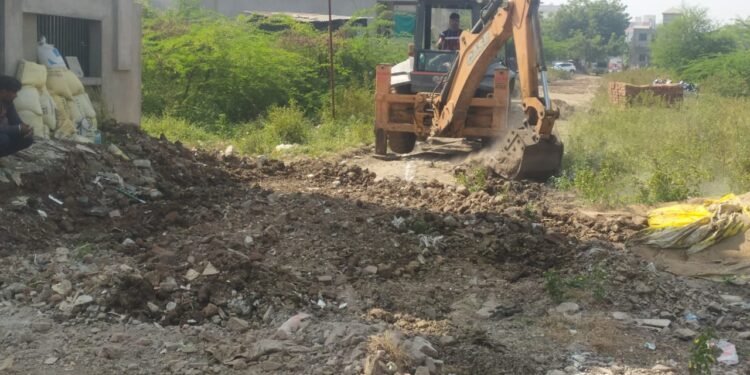 सामाजिक कार्यकर्ता उमेश इंगळे यांच्या मागणीला यश, मनपाने रस्त्याला मंजुरी देत रस्त्याच्या कामाची सुरुवात केली.