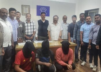 पुणे शहरात गजबजलेल्या भरवस्तीत दगडाने ठेचुन वार करुन दहशत निर्माण करून फरार झालेले मुख्य सुत्रधारासह २ सराईत गुन्हेगार १२ तासात गजाआड