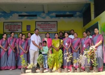 आदर्श शाळेला वृक्षभेट देऊन राम ने केला वाढदिवस साजरा.