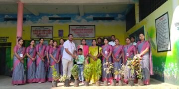 आदर्श शाळेला वृक्षभेट देऊन राम ने केला वाढदिवस साजरा.