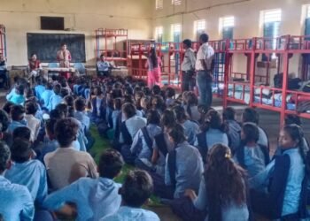 जूनोनी येथे सुरक्षित स्पर्श व असुरक्षित स्पर्श यावर मार्गदर्शन, चाईल्डलाईन 1098 मुलांची उम्मिदाची किरण.