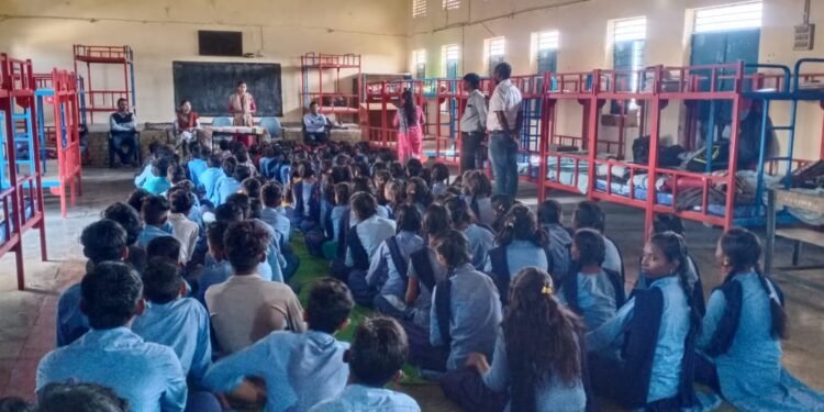 जूनोनी येथे सुरक्षित स्पर्श व असुरक्षित स्पर्श यावर मार्गदर्शन, चाईल्डलाईन 1098 मुलांची उम्मिदाची किरण.