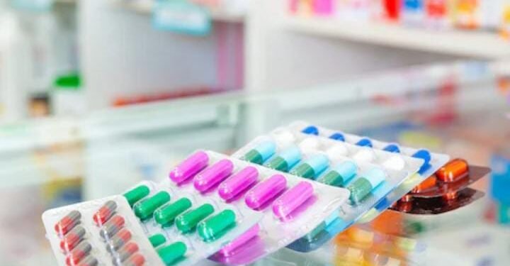 डॉक्टरांच्या सल्ल्याशिवाय औषध घेणं पडू शकतं महागात; दुष्परिणाम वाचून मेडिकलमध्ये जाणं स्वत:हून टाळाल