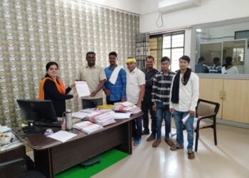 खरीपासाठी शेतकऱ्यांनी घेतलेले कर्ज माफ करा ! किसान सभेची हिंगणा तहसील कार्यालयासमोर निदर्शने.