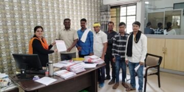 खरीपासाठी शेतकऱ्यांनी घेतलेले कर्ज माफ करा ! किसान सभेची हिंगणा तहसील कार्यालयासमोर निदर्शने.