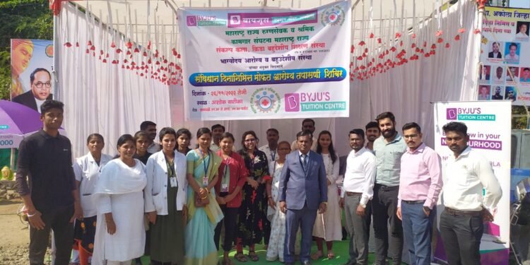 अकोला: संविधान दिनानिमित्त आयोजित आरोग्य तपासणी शिबिराला उत्स्फूर्त प्रतिसाद, शेकडो नागरिकांची झाली तपासणी.