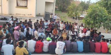 आदिवासी मुलांच्या वसतिगृहातील विद्यार्थ्यांच्या विविध समस्या जाणून लकीभाऊ जाधव सोडवल्या.