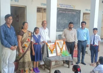 जनता हायस्कूल (डेपो शाखा) बल्लारपूर येथे महात्मा ज्योतिराव फुले व कर्मवीर दादासाहेब कन्नमवार यांना आदरांजली.