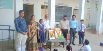 जनता हायस्कूल (डेपो शाखा) बल्लारपूर येथे महात्मा ज्योतिराव फुले व कर्मवीर दादासाहेब कन्नमवार यांना आदरांजली.