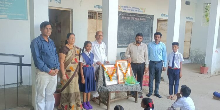 जनता हायस्कूल (डेपो शाखा) बल्लारपूर येथे महात्मा ज्योतिराव फुले व कर्मवीर दादासाहेब कन्नमवार यांना आदरांजली.