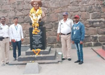 पोलीस मित्र संघ कोल्हापूर तर्फे क्रांतीसूर्य महात्मा ज्योतिबा फुले यांच्या पुण्यतिथी निमित्त विनम्र अभिवादन.