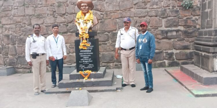 पोलीस मित्र संघ कोल्हापूर तर्फे क्रांतीसूर्य महात्मा ज्योतिबा फुले यांच्या पुण्यतिथी निमित्त विनम्र अभिवादन.