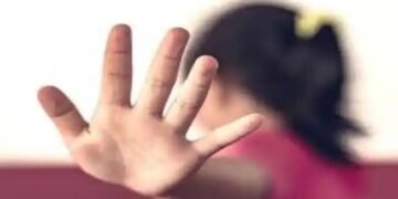 शाळेतून घरी जात असलेल्या अल्पवयीन मुलीचा विनयभंग, तरुणावर पोलिसांत गुन्हा दाखल.