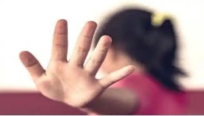 शाळेतून घरी जात असलेल्या अल्पवयीन मुलीचा विनयभंग, तरुणावर पोलिसांत गुन्हा दाखल.