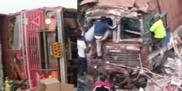 मुंबई पुणे एक्स्प्रेस वेवर खोपोली घाटात भीषण अपघात, 2 कंटेनर 100 फूट खोल दरीत कोसळले.