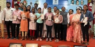 महात्मा ज्योतीबा फुले संशोधन व प्रशिक्षण संस्था महाज्योती या स्वायत्त संस्थे मार्फत इतर मागास वर्गातील ६०१ विद्यार्थ्यांना मोफत टॅब वाटप.