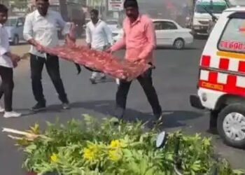 राहुरी ट्रॅक्टर ट्रेलरचा कट लागल्याने दुचाकीचा अपघात, दुचाकीस्वाराचा जागीच मृत्यू, पत्नी जखमी.