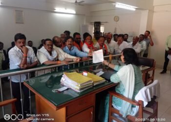 हिंगणघाट नगर पालिकेने नव्याने बांधलेल्या जीबीएमएम शाळेच्या इमारतीत भष्ट्राचार तर नाही? काहीच महिन्यात पडल्या सिलिंग शीट.