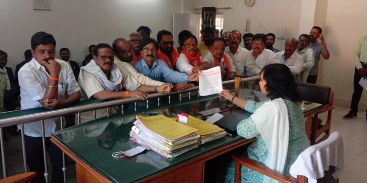 हिंगणघाट नगर पालिकेने नव्याने बांधलेल्या जीबीएमएम शाळेच्या इमारतीत भष्ट्राचार तर नाही? काहीच महिन्यात पडल्या सिलिंग शीट.