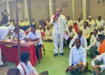 शेतकऱ्यांना अतिवृष्टीची नुकसान भरपाई तीन हेक्टर पर्यंत १०० टक्के द्या- माजी आमदार प्रा.राजू तिमांडे. माजी आमदार प्रा.राजू तिमांडे यांच्या नेतृत्वात धरणे आंदोलन.