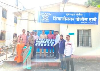 २.५० लाख रुपये किंमतीचे हरवलेले २० मोबईल फोन विविध राज्यातून हस्तगत करुन तक्रादारदार यांना परत करण्यात शिवाजीनगर पोलीस ठाण्याचे सायबर पथकास यश