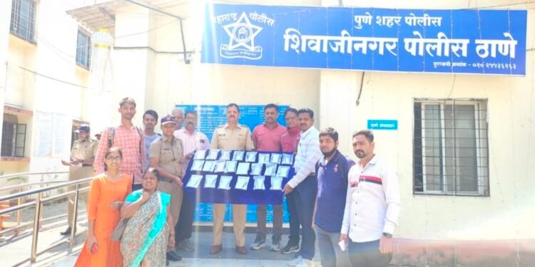 २.५० लाख रुपये किंमतीचे हरवलेले २० मोबईल फोन विविध राज्यातून हस्तगत करुन तक्रादारदार यांना परत करण्यात शिवाजीनगर पोलीस ठाण्याचे सायबर पथकास यश