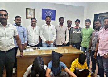 लक्ष्मी पुजनाचे दिवशी रात्रीचे वेळी बुधवार पेठेत गाड्यांची तोडफोड करून, वाहनांचे नुकसान करून सामान्या नागरीकांना मारहाण करून, त्यांचेकडील मोबाईल जबरी चोरी करणारे आरोपी जेरबंद