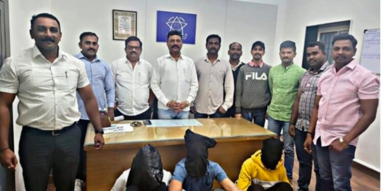 लक्ष्मी पुजनाचे दिवशी रात्रीचे वेळी बुधवार पेठेत गाड्यांची तोडफोड करून, वाहनांचे नुकसान करून सामान्या नागरीकांना मारहाण करून, त्यांचेकडील मोबाईल जबरी चोरी करणारे आरोपी जेरबंद