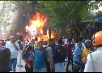 मुंबईतील फॅशन स्ट्रीट मार्केटमध्ये लागली भीषण आग. या आगीत 15 ते 20 दुकाने जळून खाक, कोरोडोचे नुकसान.