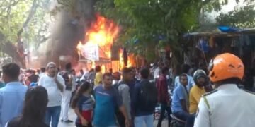 मुंबईतील फॅशन स्ट्रीट मार्केटमध्ये लागली भीषण आग. या आगीत 15 ते 20 दुकाने जळून खाक, कोरोडोचे नुकसान.