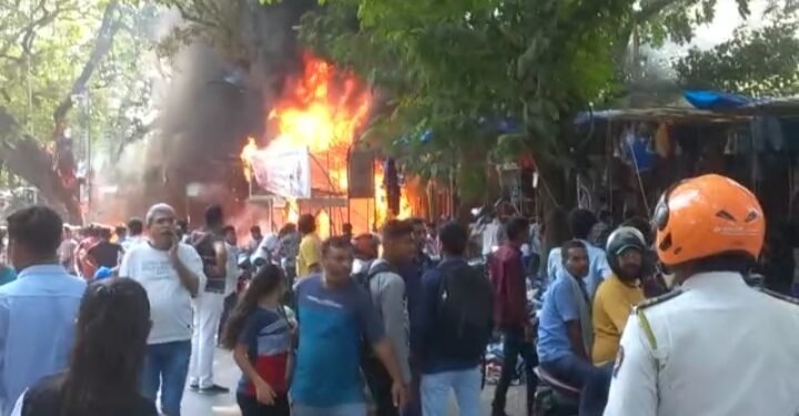 मुंबईतील फॅशन स्ट्रीट मार्केटमध्ये लागली भीषण आग. या आगीत 15 ते 20 दुकाने जळून खाक, कोरोडोचे नुकसान.