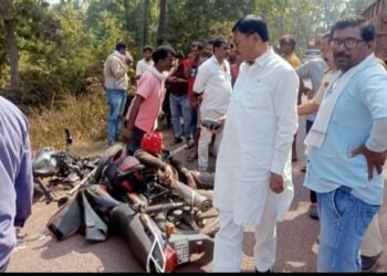 चंद्रपूर महामार्गावार गोंडपिपरी जवळ दोन दुचाकींची धडक, आ. सुभाष धोटेंनी कार थांबवून केली जखमींची मदत.