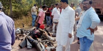 चंद्रपूर महामार्गावार गोंडपिपरी जवळ दोन दुचाकींची धडक, आ. सुभाष धोटेंनी कार थांबवून केली जखमींची मदत.